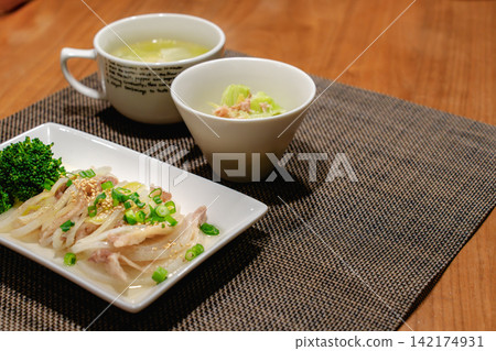 健康的晚餐，包括熱湯、醃製雞肉、綠花椰菜和沙拉。 142174931