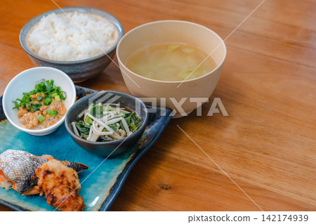 一份營養豐富的日式早餐,擺放在木桌上。 一份營養豐富的日式早餐,擺放在木桌上。 142174939
