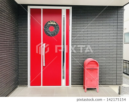 現代住宅的入口處裝飾著聖誕花圈。 現代住宅的入口處裝飾著聖誕花圈。 142175154