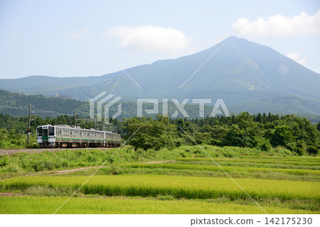 一列行駛在磐越西線上的普通列車,背景是磐梯山。 一列行駛在磐越西線上的普通列車,背景是磐梯山。 142175230