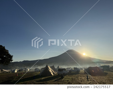 日出和富士山 142175517