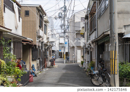 An alleyway in Tsurumibashi 3-chome, Nishinari-ku, Osaka City An alleyway in Tsurumibashi 3-chome, Nishinari-ku, Osaka City 142175846