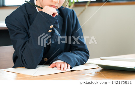 Studying at home, homework, junior high school students studying in the living room, high school students, elementary school students, student girls Studying at home, homework, junior high school students studying in the living room, high school students, elementary school students, student girls 142175931