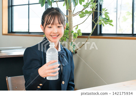 Junior high school students, high school students, elementary school students, girls drinking bottled water, sports drinks, oral rehydration solutions, soft drinks Junior high school students, high school students, elementary school students, girls drinking bottled water, sports drinks, oral rehydration solutions, soft drinks 142175934