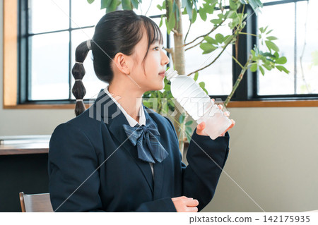 Junior high school students, high school students, elementary school students, girls drinking bottled water, sports drinks, oral rehydration solutions, soft drinks Junior high school students, high school students, elementary school students, girls drinking bottled water, sports drinks, oral rehydration solutions, soft drinks 142175935