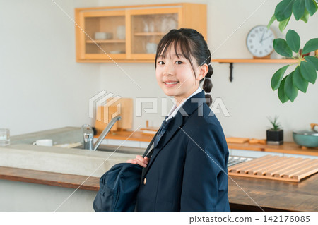 在家廚房穿制服的小學初中高中女生 在家廚房穿制服的小學初中高中女生 142176085