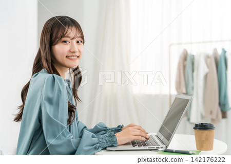 在家使用電腦的女性(工作、在家工作、完全遠端、遠距工作、遠距辦公) 在家使用電腦的女性(工作、在家工作、完全遠端、遠距工作、遠距辦公) 142176222