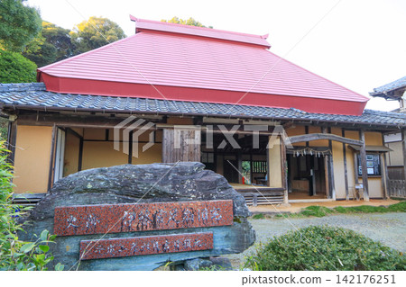 The former residence of Mr. Tsunetari Ito, a prefecturally designated historical site, is located in Furumon, Kurate-machi, Fukuoka Prefecture. The former residence of Mr. Tsunetari Ito, a prefecturally designated historical site, is located in Furumon, Kurate-machi, Fukuoka Prefecture. 142176251