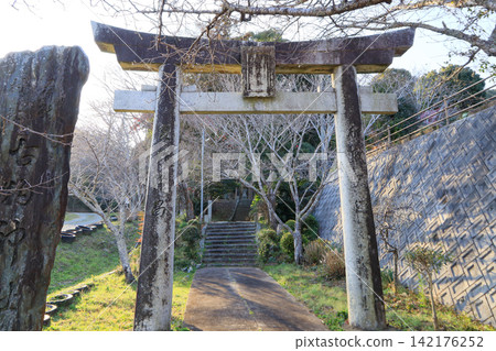 福岡縣倉手町小門神社的鳥居與參道 福岡縣倉手町小門神社的鳥居與參道 142176252
