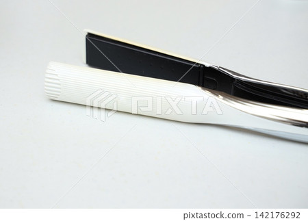 亮白色背景下的捲髮棒和美容工具 亮白色背景下的捲髮棒和美容工具 142176292