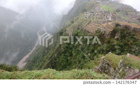 從高處俯瞰馬丘比丘遺址和烏魯班巴山谷。 從高處俯瞰馬丘比丘遺址和烏魯班巴山谷。 142176347