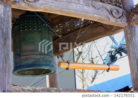 寺廟鐘樓上懸掛著一口巨大的寺廟鐘。 142176351