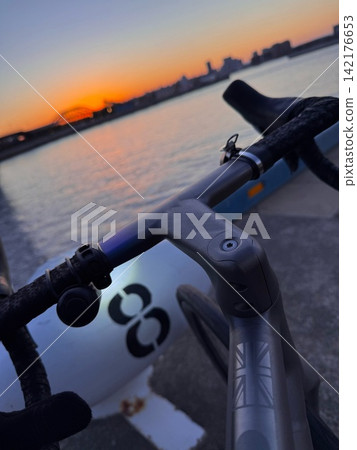 黎明前的梅里肯公園,公路自行車,以及照亮 8 號路障的燈光。 黎明前的梅里肯公園,公路自行車,以及照亮 8 號路障的燈光。 142176653