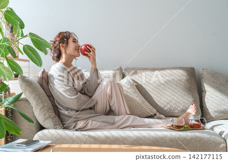 一位素食主義、純素食主義、正在節食的女性早餐吃蘋果。 142177115