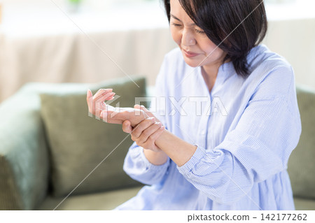 身體不好,頭痛,中年婦女抱頭 身體不好,頭痛,中年婦女抱頭 142177262