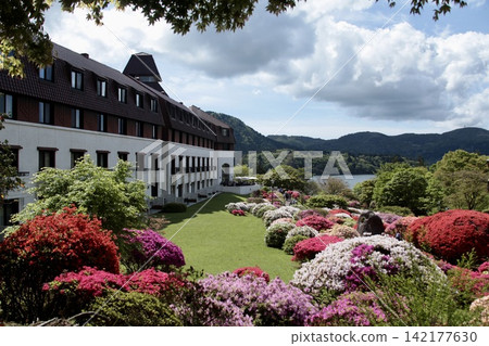 Hakone's "Mountain Hotel" in its best season | The azalea garden on the shores of Lake Ashi was the epitome of beauty. Hakone's "Mountain Hotel" in its best season | The azalea garden on the shores of Lake Ashi was the epitome of beauty. 142177630