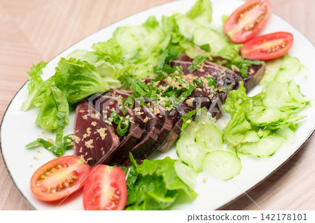 香煎鰹魚佐沙拉(薑、蔥、番茄、小黃瓜、生菜) 香煎鰹魚佐沙拉(薑、蔥、番茄、小黃瓜、生菜) 142178101