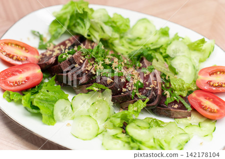 Seared bonito and salad (ginger, green onions, tomatoes, cucumbers, lettuce) 142178104