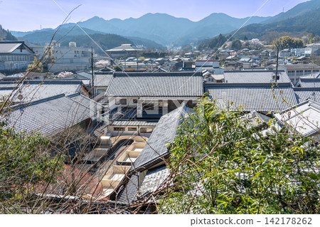 A view of the kudzu bleaching area and the town of Ouda, formerly known as Akino, from the hillside behind the former Morino Medicinal Herb Garden and factory in Uda Matsuyama, Uda City, Nara Prefecture. A view of the kudzu bleaching area and the town of Ouda, formerly known as Akino, from the hillside behind the former Morino Medicinal Herb Garden and factory in Uda Matsuyama, Uda City, Nara Prefecture. 142178262