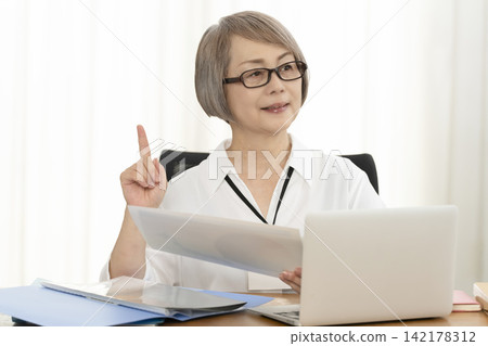 在辦公室工作的老年女性 在辦公室工作的老年女性 142178312