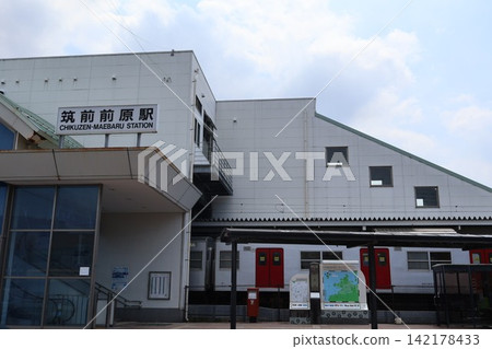 福岡縣糸島市JR築飛線築前前原站的車站大樓及周圍景色。 福岡縣糸島市JR築飛線築前前原站的車站大樓及周圍景色。 142178433