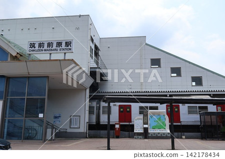 福岡縣糸島市JR築飛線築前前原站的車站大樓及周圍景色。 福岡縣糸島市JR築飛線築前前原站的車站大樓及周圍景色。 142178434
