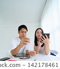 一對年輕男女正在討論家庭財務狀況。 142178461