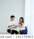 一對年輕男女正在討論家庭財務狀況。 142178463