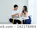 一對年輕男女正在討論家庭財務狀況。 142178464