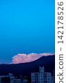 山巒輪廓和日落雲彩 142178526