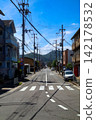 京都的一條街道，有電線和行人穿越道。 142178532