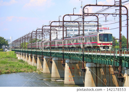 京王線列車正在運行 京王線列車正在運行 142178553