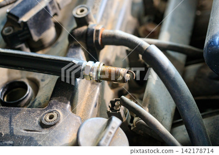 Spark plugs for gasoline engines that are old and have expired will cause incomplete combustion in the engine, in soot and dirt. Changing spark plugs can maintain and extend the life of the engine Spark plugs for gasoline engines that are old and have expired will cause incomplete combustion in the engine, in soot and dirt. Changing spark plugs can maintain and extend the life of the engine 142178714