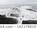 海岸景觀，洶湧的波濤拍打著岩石海岸。 142178810