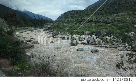 烏魯班巴河的湍急水流和安地斯山脈 烏魯班巴河的湍急水流和安地斯山脈 142178813