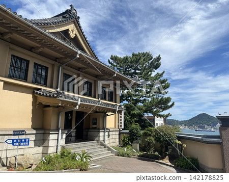 The Sino-Japanese Peace Treaty Memorial Hall and the view of the Kanmon Strait | On the grounds of Shunpanro, Shimonoseki City, Yamaguchi Prefecture The Sino-Japanese Peace Treaty Memorial Hall and the view of the Kanmon Strait | On the grounds of Shunpanro, Shimonoseki City, Yamaguchi Prefecture 142178825