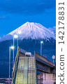 “從夢之大橋眺望的富士山藍調時刻” 142178831