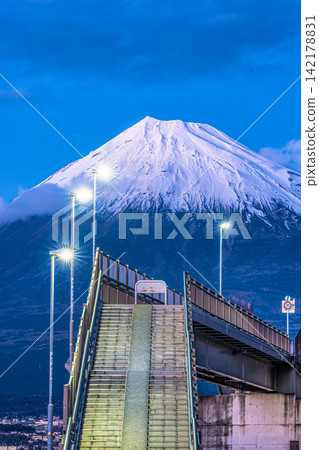 “從夢之大橋眺望的富士山藍調時刻” 142178831