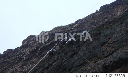 天空小屋懸掛在烏魯班巴山谷的岩壁上,景色令人嘆為觀止。 天空小屋懸掛在烏魯班巴山谷的岩壁上,景色令人嘆為觀止。 142178839