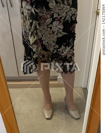 一位中年婦女的腳 一位中年婦女的腳 142178864