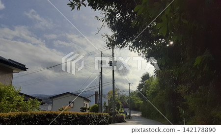 A townscape overlooking the residential area and mountain range of Izu Kogen. 142178890