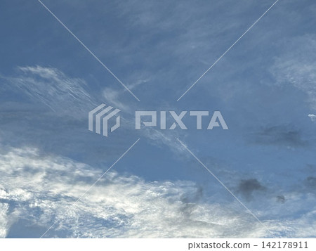 漂浮在藍天上的雲彩 漂浮在藍天上的雲彩 142178911