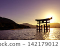 The large torii gate of Itsukushima Shrine, one of the Three Most Scenic Spots of Japan (Miyajimacho, Hatsukaichi City, Hiroshima Prefecture) 142179012