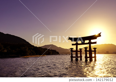 The large torii gate of Itsukushima Shrine, one of the Three Most Scenic Spots of Japan (Miyajimacho, Hatsukaichi City, Hiroshima Prefecture) The large torii gate of Itsukushima Shrine, one of the Three Most Scenic Spots of Japan (Miyajimacho, Hatsukaichi City, Hiroshima Prefecture) 142179012