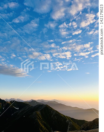 The Jonen mountain range and its southern ridge at dawn, as seen from Mt. Jonen. The Jonen mountain range and its southern ridge at dawn, as seen from Mt. Jonen. 142179023