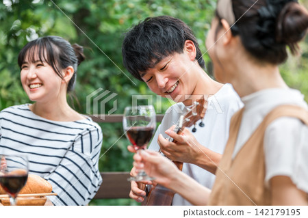 年輕的亞洲男女、朋友、同事和同事在木甲板上燒烤、家庭聚會和豪華露營 年輕的亞洲男女、朋友、同事和同事在木甲板上燒烤、家庭聚會和豪華露營 142179195