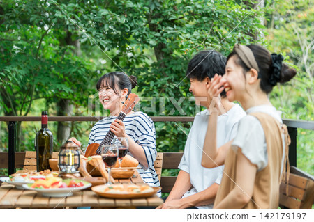 年輕的亞洲男女、朋友、同事和同事在木甲板上燒烤、家庭聚會和豪華露營 142179197