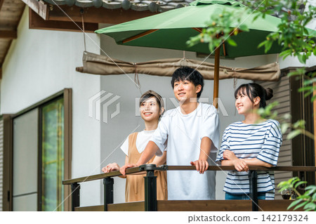假日和暑假期間,一群群男女在度假小屋和別墅放鬆身心。 假日和暑假期間,一群群男女在度假小屋和別墅放鬆身心。 142179324