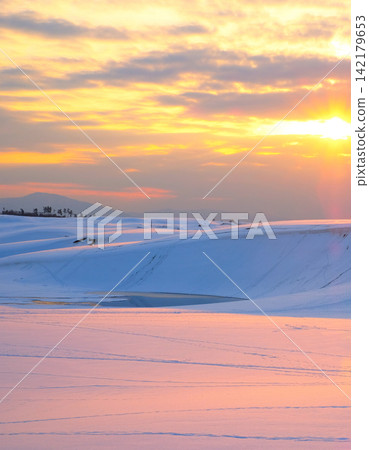 夕陽西下,白雪皚皚的鳥取沙丘泛著橘色的光芒。 夕陽西下,白雪皚皚的鳥取沙丘泛著橘色的光芒。 142179653