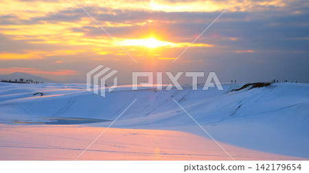 夕陽西下,白雪皚皚的鳥取沙丘泛著橘色的光芒。 夕陽西下,白雪皚皚的鳥取沙丘泛著橘色的光芒。 142179654